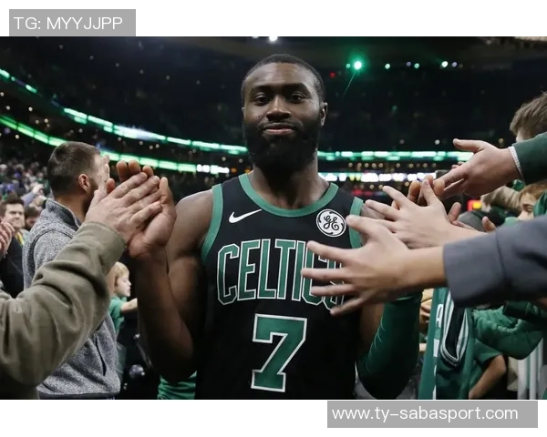 杰伦布朗意外撞击K乔治白T恤沾满发际线粉成新焦点 杰伦布朗意外撞击K乔治白T恤沾满发际线粉成新焦点