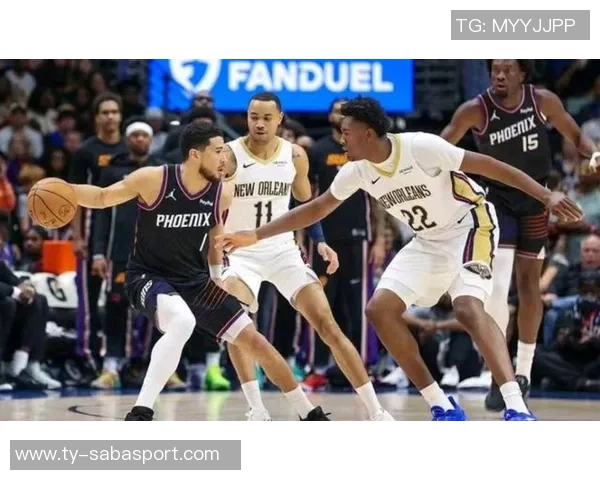 布克半场展现得分能力9投4中贡献14分2板5助表现抢眼